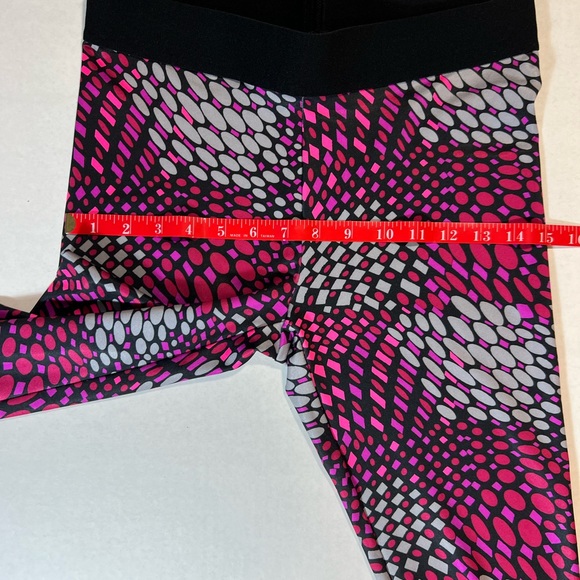 HUE Capri stretchy pant. Multi colors - Picture 9 of 11